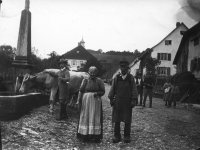 3 - 1913 - ligsdorf 68- pres de la fontaine abreuvoir auguste marcel tritsch et son oncle et sa tante clement pfiffer avec leur vache